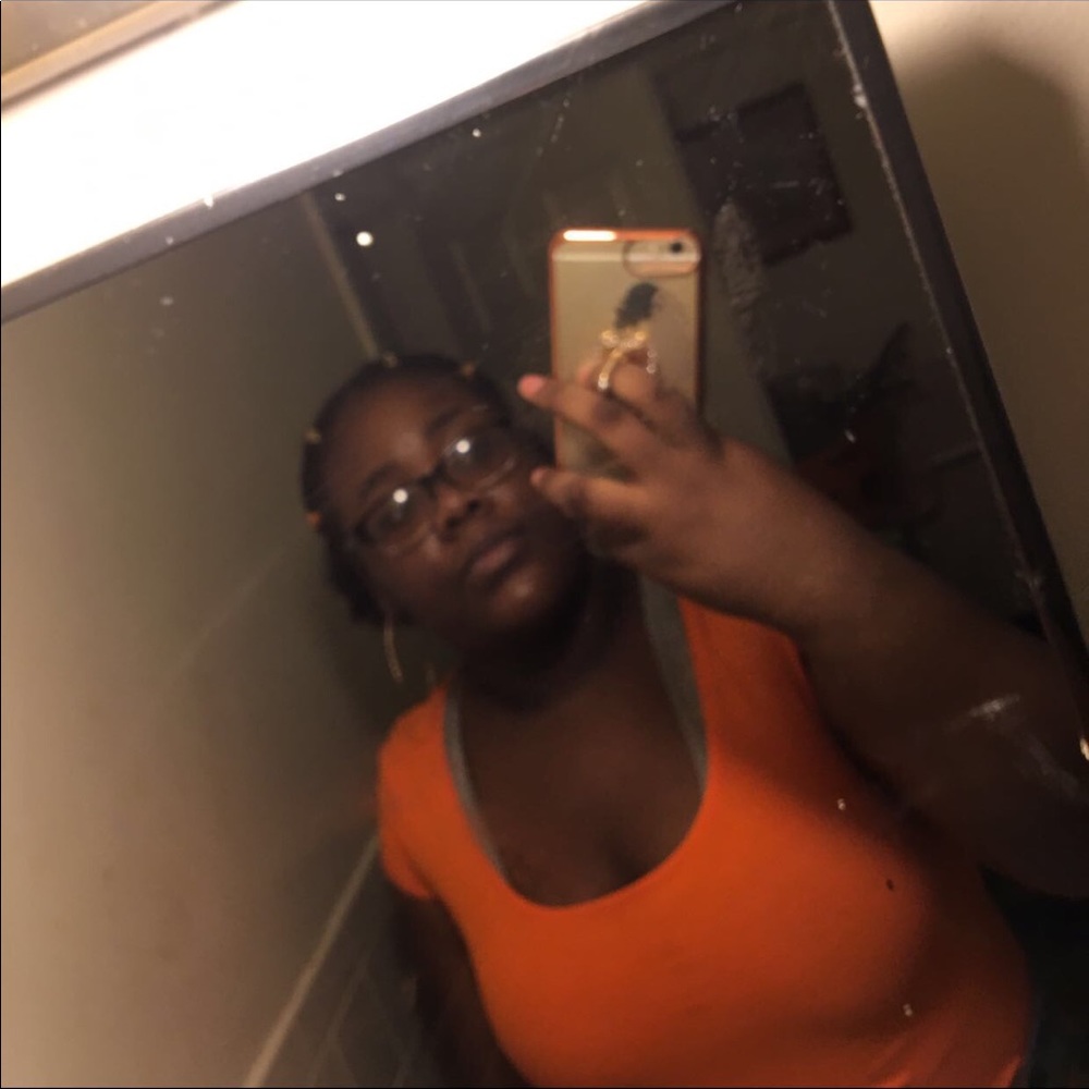 Meet your Posher, Moni